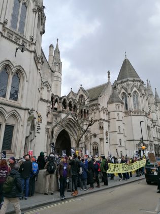 wikileaks-and-freedom-of-speech-campaigners-at-london-court